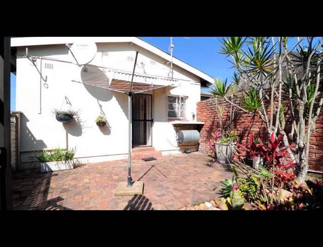 6 BEDROOM CLUSTER FOR SALE IN MANORS